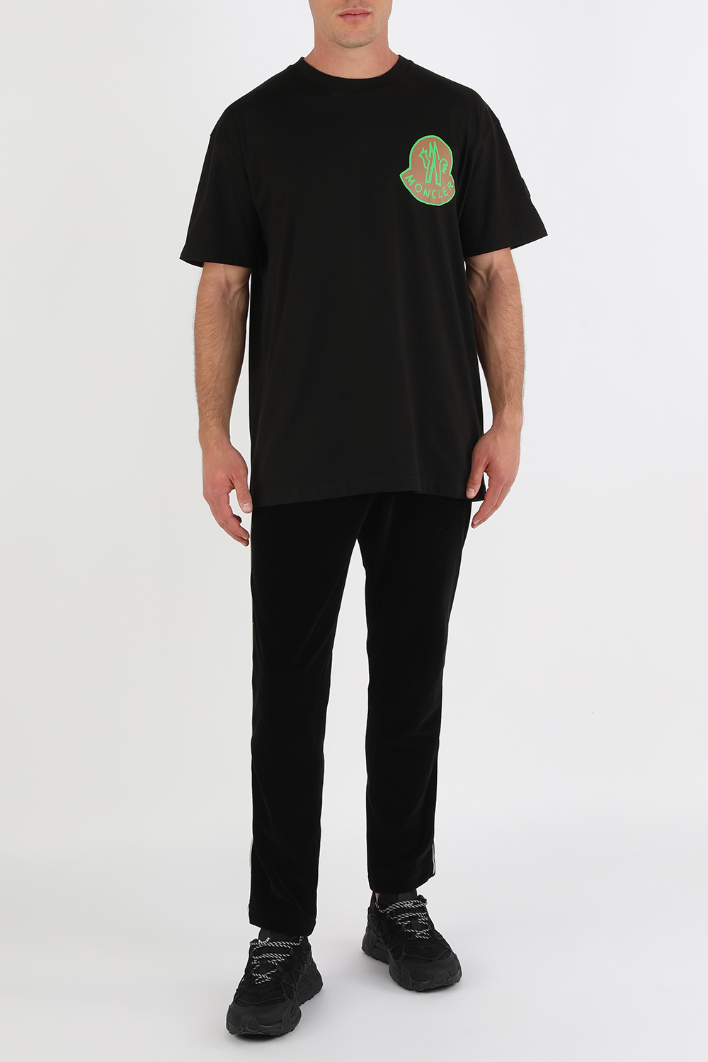 חולצת טי שחורה עם לוגו ניאון